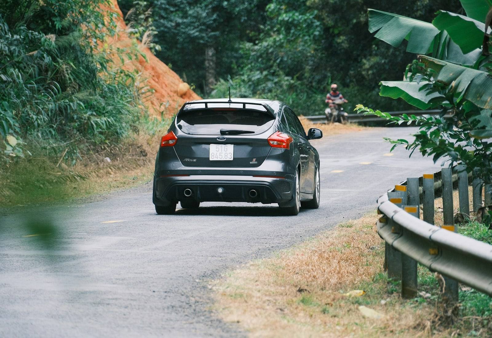 Xe ghép sạch đón khách trên đường cao tốc